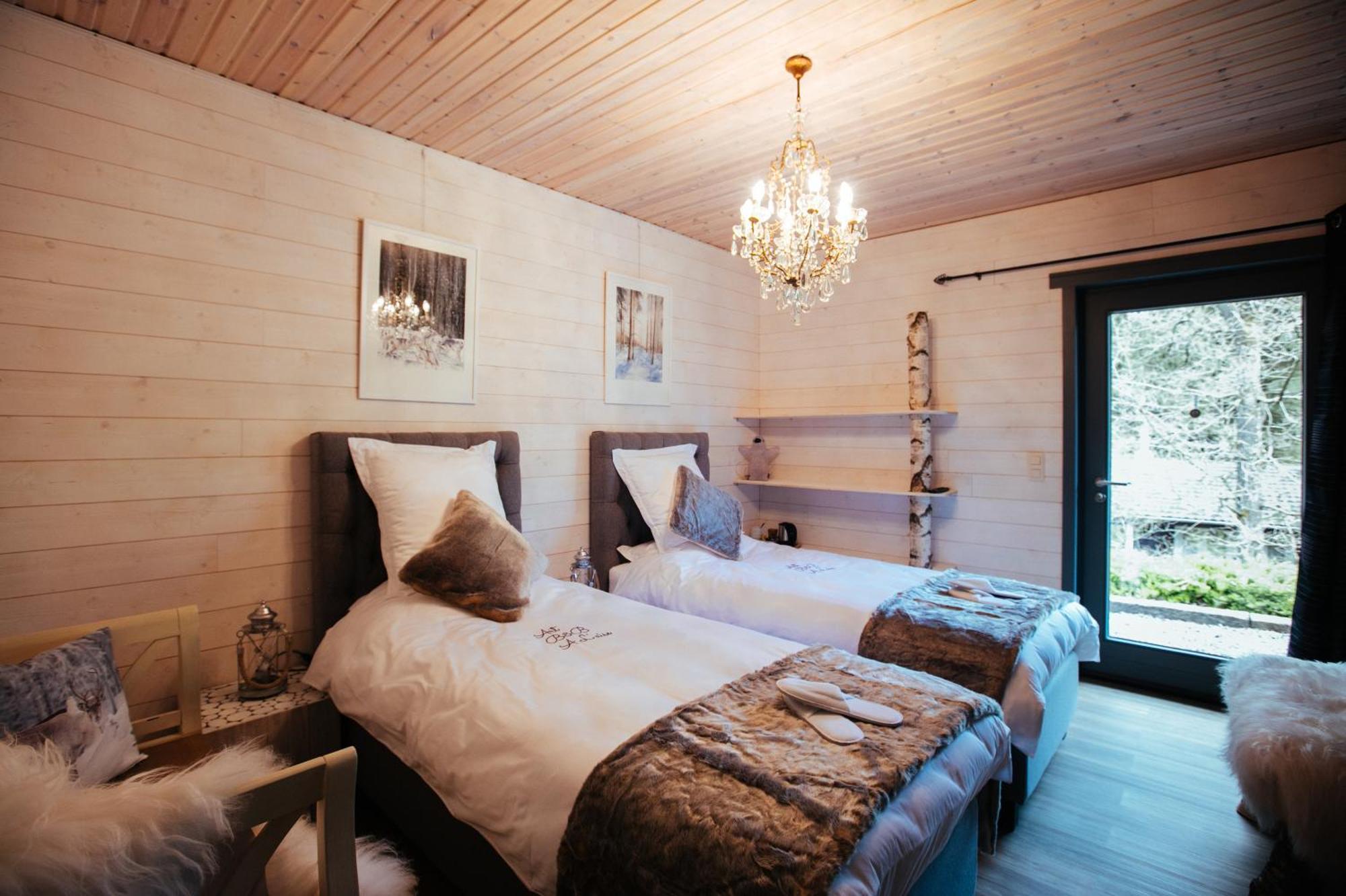 Tweepersoonskamer met 2 Aparte Bedden en Badkamer
